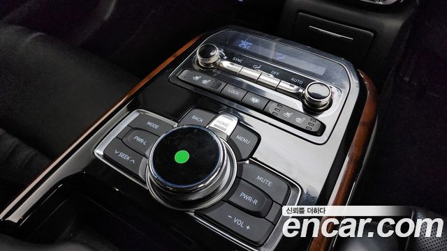 Genesis G90 2018 thumb 12