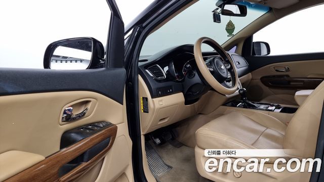 Kia Carnival 2015 thumb 10