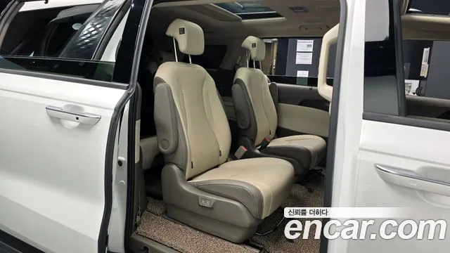 Kia Carnival 2023 thumb 12
