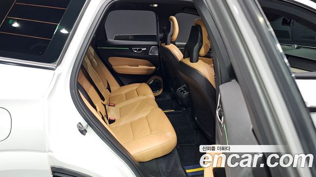 Volvo XC60 2017 thumb 12