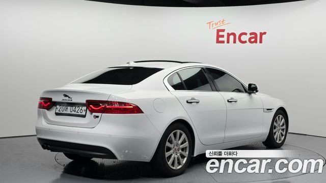 Jaguar XE 2016 thumb 3