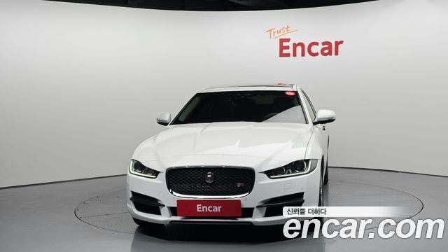 Jaguar XE 2016 thumb 4