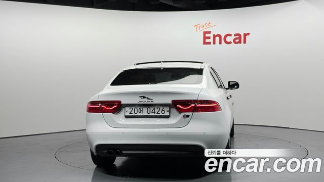 Jaguar XE 2016 thumb 5