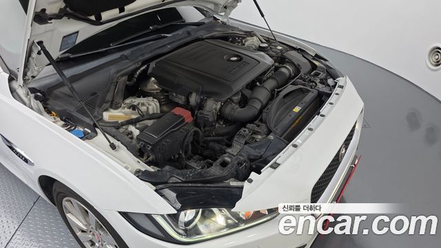 Jaguar XE 2016 thumb 6