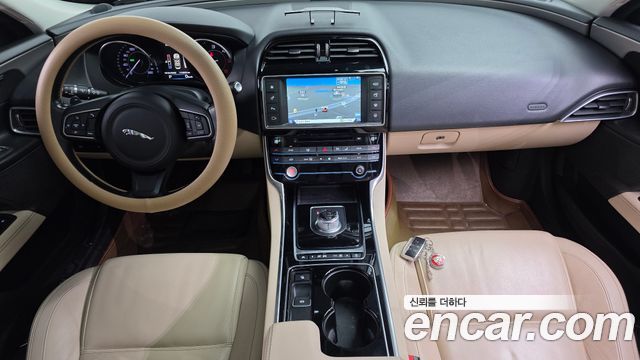 Jaguar XE 2016 thumb 7