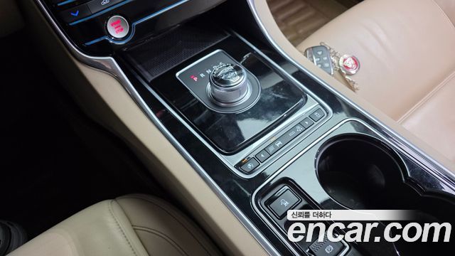 Jaguar XE 2016 thumb 9