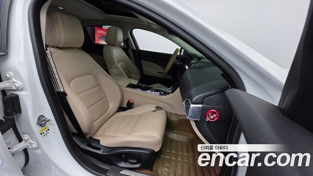 Jaguar XE 2016 thumb 10