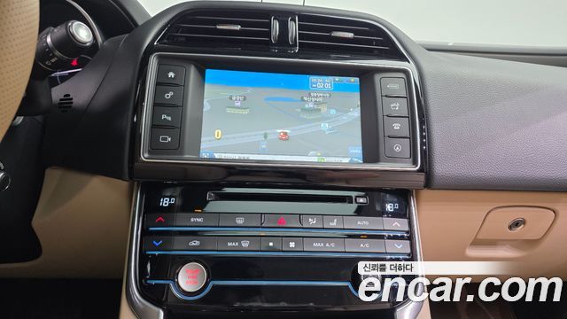 Jaguar XE 2016 thumb 12
