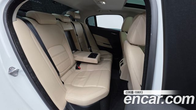 Jaguar XE 2016 thumb 11