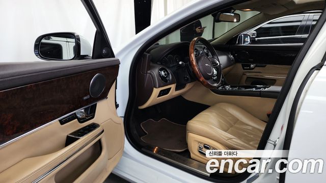Jaguar XJ 2013 thumb 11