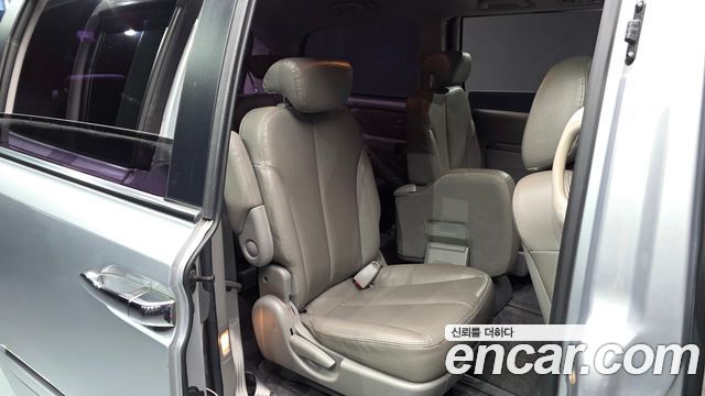 Kia Carnival 2011 thumb 12