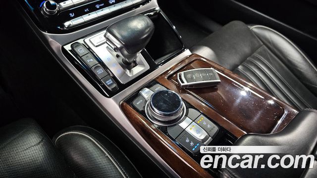 Genesis G90 2016 thumb 10