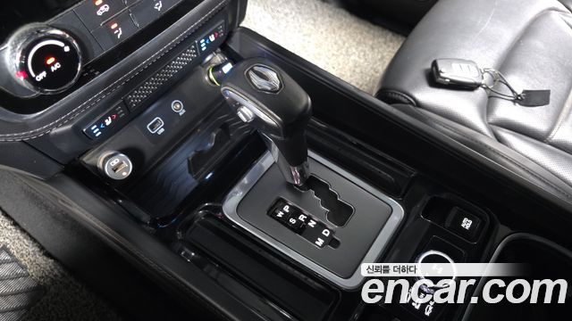 SsangYong Rexton 2018 thumb 10