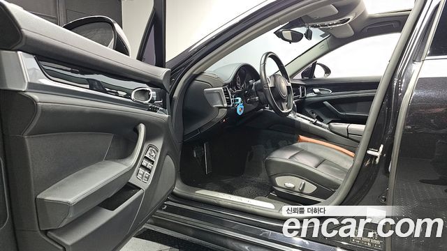 Porsche Panamera 2011 thumb 10