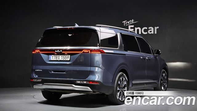 Kia Carnival 2023 thumb 3