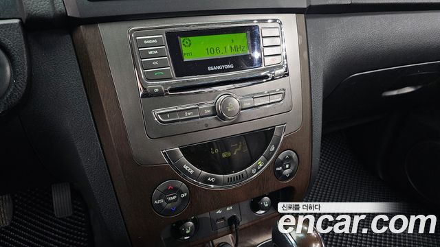 SsangYong Rexton 2013 thumb 12
