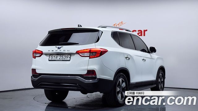 SsangYong Rexton 2017 thumb 3