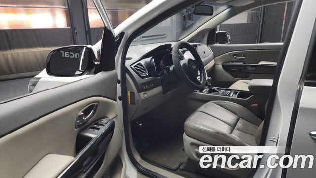 Kia Carnival 2017 thumb 11