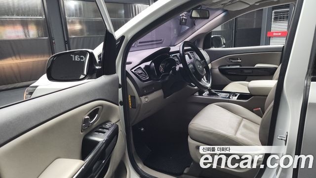 Kia Carnival 2015 thumb 10