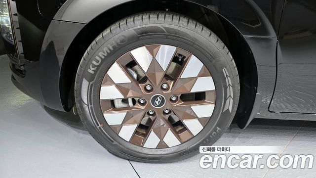 Hyundai Staria 2023 thumb 6