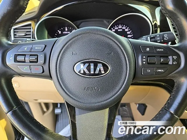 Kia Carnival 2014 thumb 10
