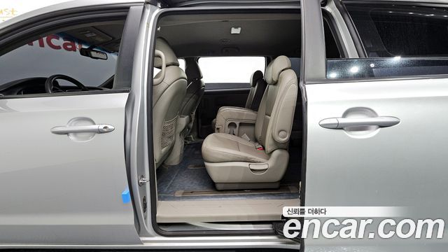 Kia Carnival 2014 thumb 11