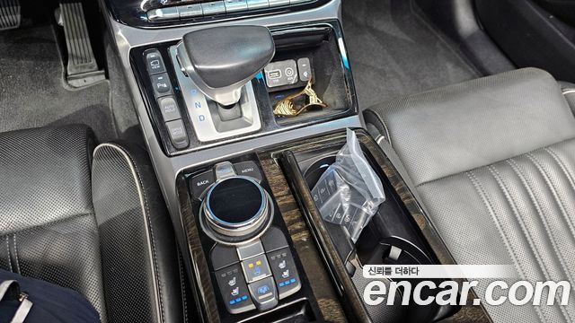 Genesis G90 2016 thumb 10
