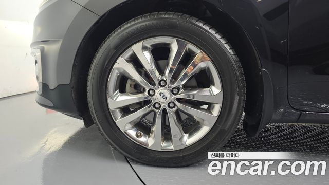 Kia Carnival 2015 thumb 5