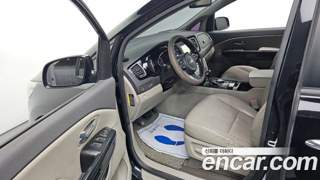 Kia Carnival 2015 thumb 10