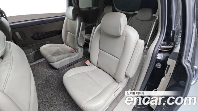 Kia Carnival 2015 thumb 11