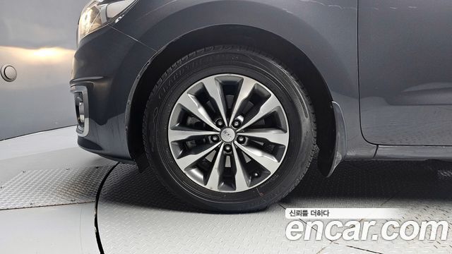 Kia Carnival 2015 thumb 6