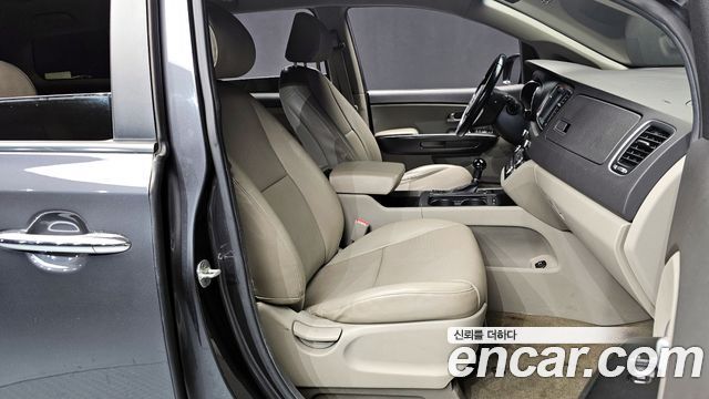 Kia Carnival 2015 thumb 10