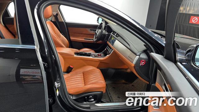 Jaguar XF 2019 thumb 10