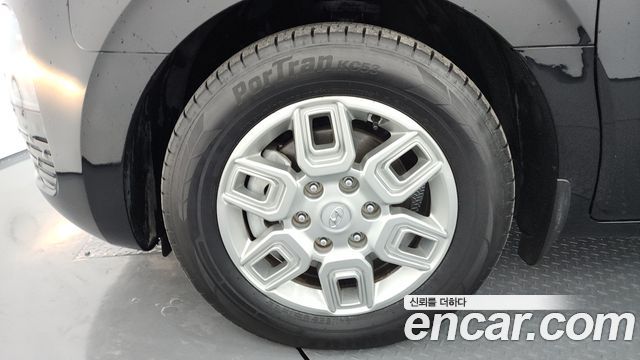 Hyundai Staria 2023 thumb 6