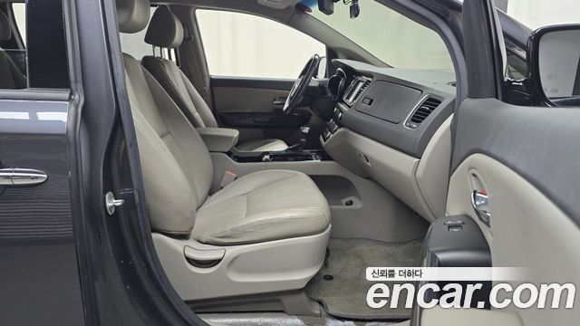 Kia Carnival 2017 thumb 10