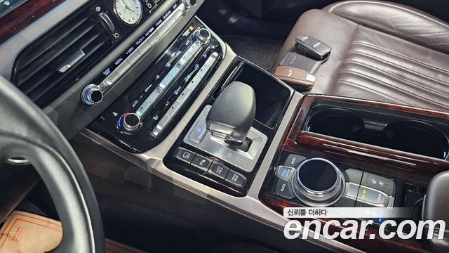Genesis G90 2016 thumb 10