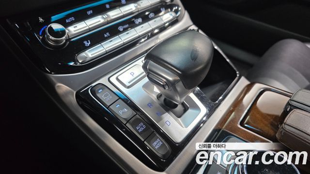 Genesis G90 2016 thumb 9