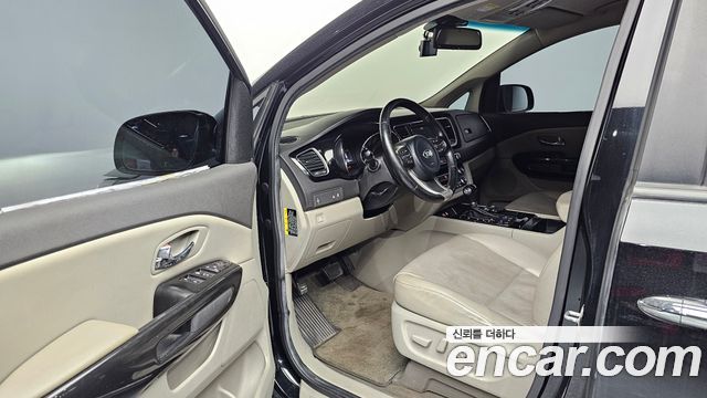 Kia Carnival 2015 thumb 10
