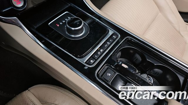 Jaguar XF 2019 thumb 10