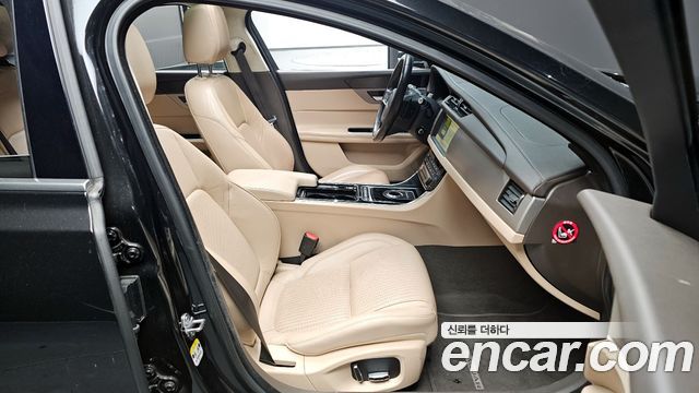 Jaguar XF 2019 thumb 11