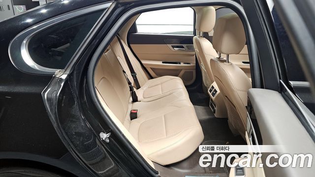 Jaguar XF 2019 thumb 12