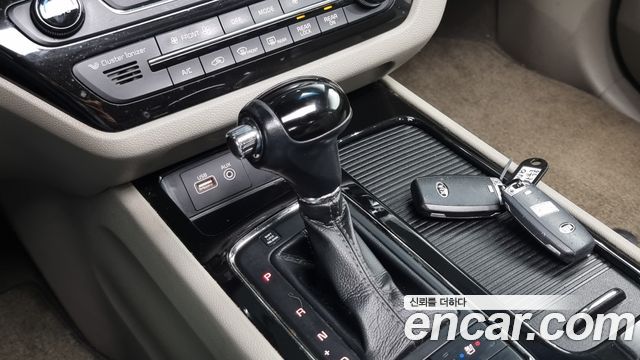 Kia Carnival 2015 thumb 9