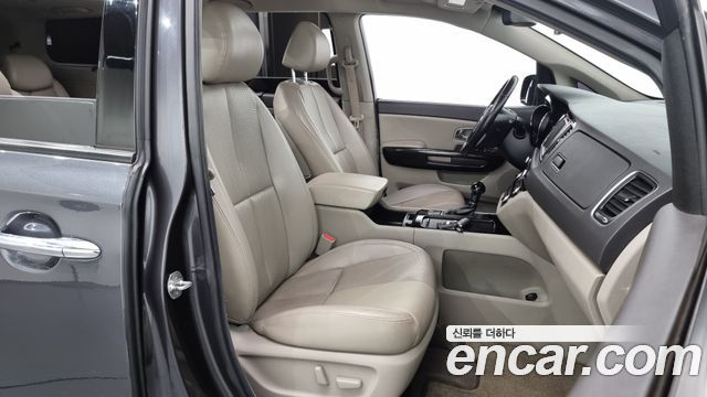 Kia Carnival 2015 thumb 10