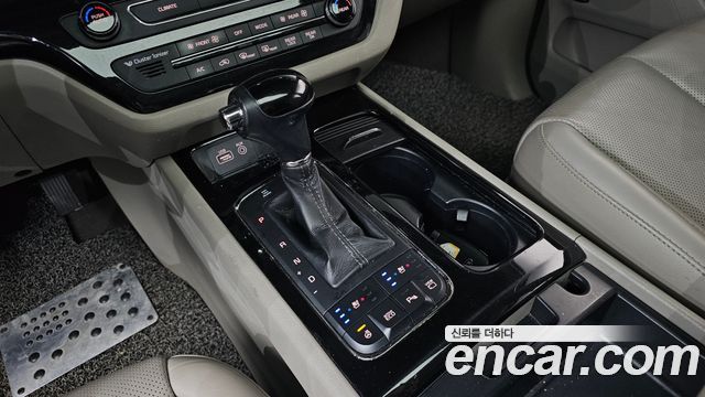 Kia Carnival 2015 thumb 10
