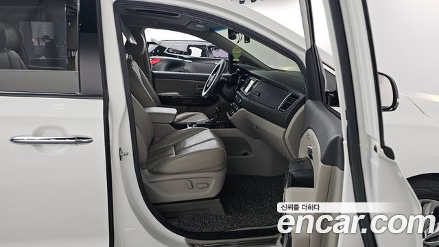 Kia Carnival 2015 thumb 12