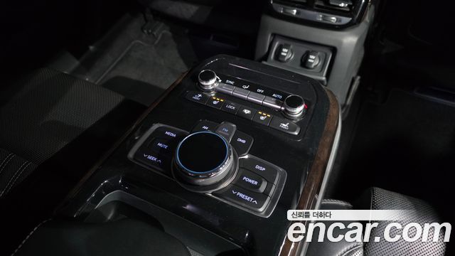 Genesis G90 2017 thumb 12