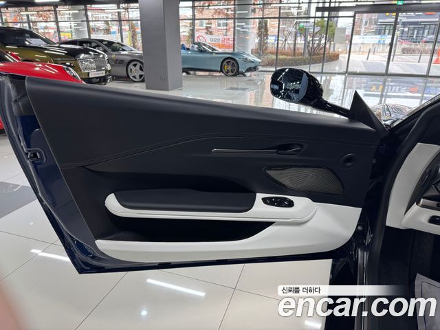 Aston Martin Vantage 4.0T V8 2025 thumb 8