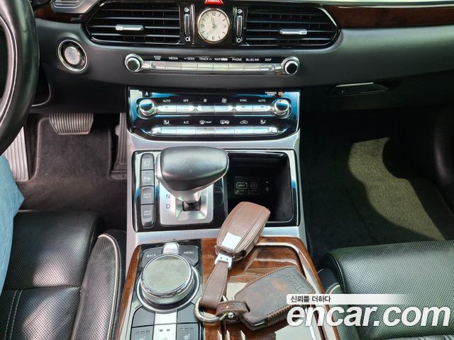 Genesis G90 2016 thumb 8