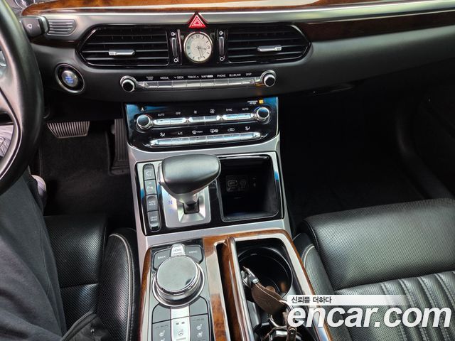 Genesis G90 2016 thumb 10