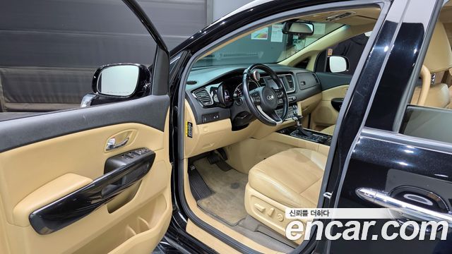 Kia Carnival 2017 thumb 10
